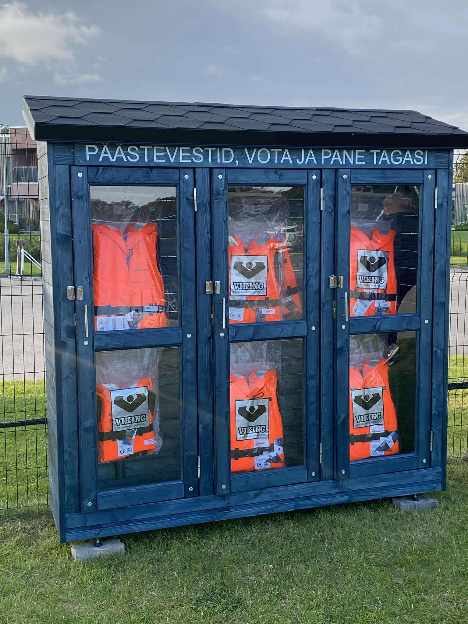 Päästevestide kapp Kuressaare Jahisadamas. “Võta, aga pane tagasi”